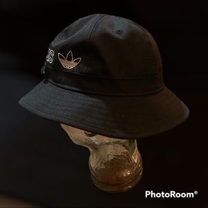 Adidas bucket cap Unisex. One size